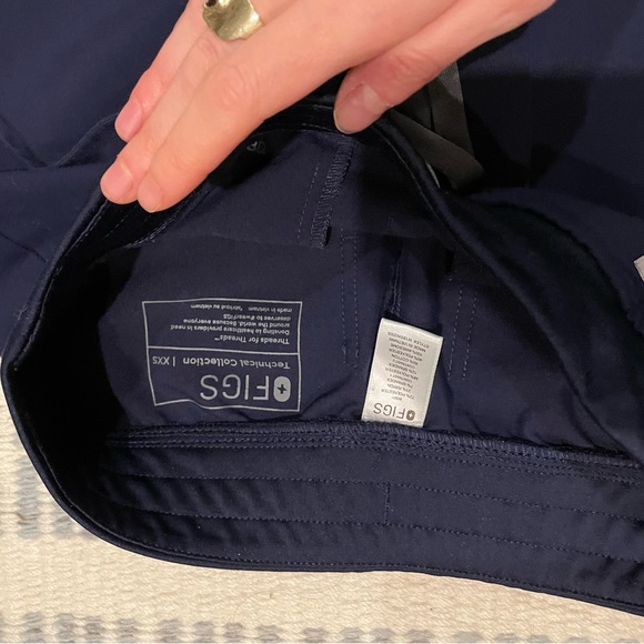 FIGS scrub top and matching bottoms, navy, size XS and XXS - Picture 13 of 13